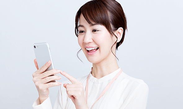 スマホを使っている女性